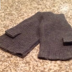 Banana Republic fingerless gray wool gloves