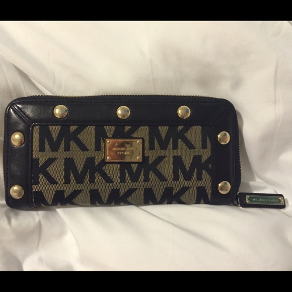MK Delancy Black/beige wallet, gold interior