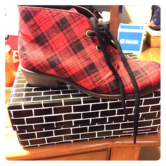 *SOLD* Dirty Laundry Pitch plaid chukka boots