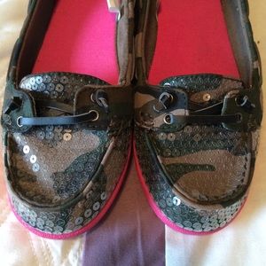 Camouflage/ pink canvas shoes