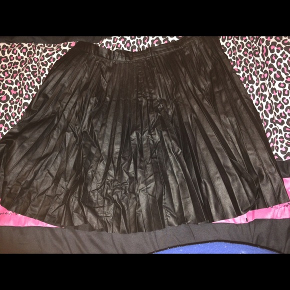 Black pleated skirt. - Picture 2 of 2