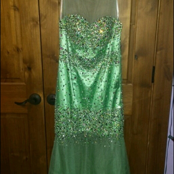 Beautiful green prom gown - Picture 2 of 5