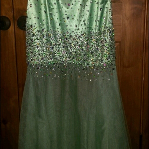 Beautiful green prom gown - Picture 3 of 5