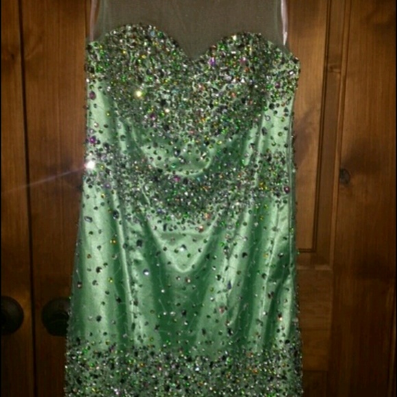 Beautiful green prom gown - Picture 4 of 5
