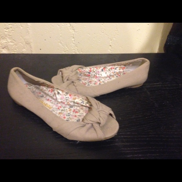 Beige Knot Peep-Toe Flats from DSW (Size 6.5) - Picture 2 of 2