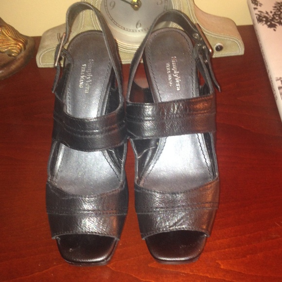 Simply Vera (Vera Wang) stappy heels