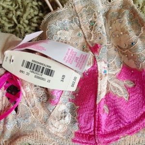 NWT Victoria Secret 34B Bra demi cup
