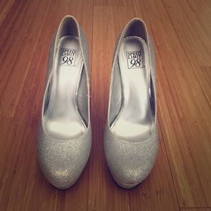 ❄️❄️SILVER GLITTER HEEL❄️❄️