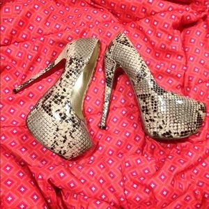 Faux snake skin pumps size 5.5