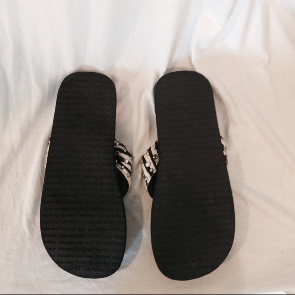 SOLD!! 49$ YELLOW BOX FLIP FLOPS! 8 - Picture 2 of 2