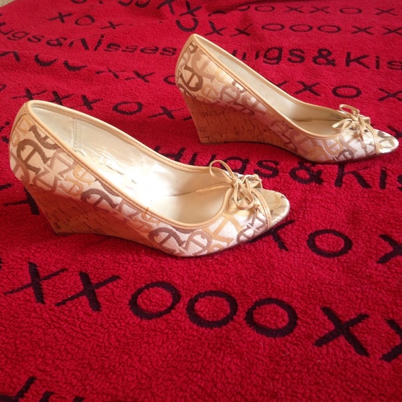 Classy Low Wedge 🌂🎀