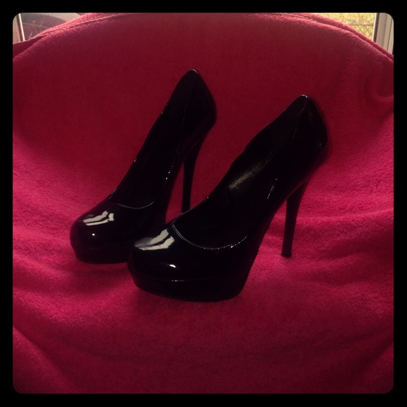 Black pumps
