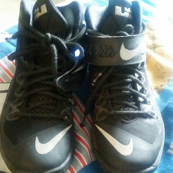 Nike LeBron Shoes - Boys LeBron James sneaker
