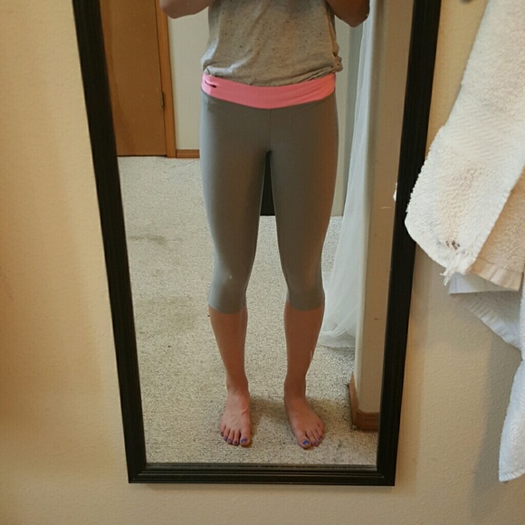 Grey nike capri yoga pants - Picture 3 of 4