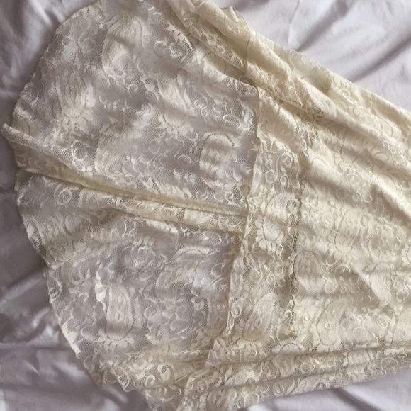 Lace dress - Picture 2 of 3