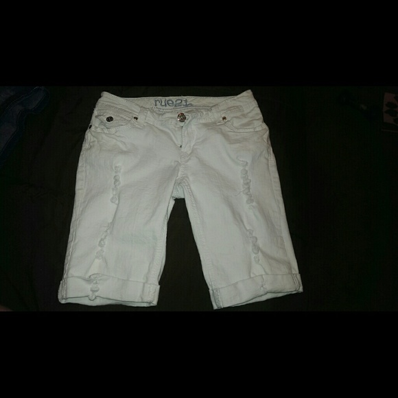 Rue 21 white distressed cuffed burmuda shorts
