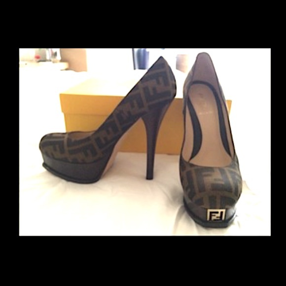 🚫SOLD🚫 Fendi Zucca Pump - Picture 4 of 4