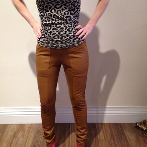 Brown leggings with PU leather pockets and design