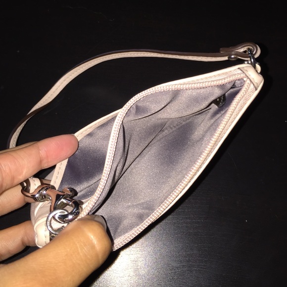 MUST SELL🎀COACH Small Leather Cream Wristlet🌻 - Picture 2 of 4