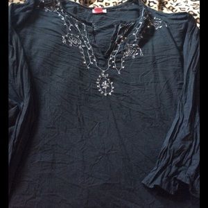 Thin long sleeved black tunic