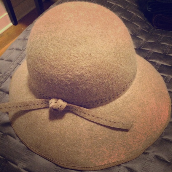 NWOT- Nordstrom brand 100% wool taupe colored hat