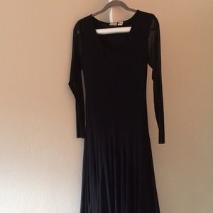 Elegant black dress, perfect for high-heels.