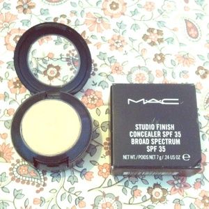 MAC Studio Finish Concealer SPF 35, NC15