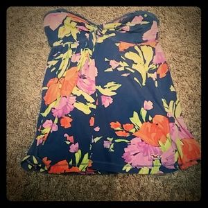 Adorable strapless Hollister top