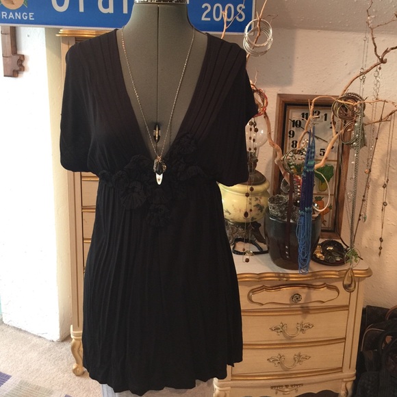 Black Low V top with flower detail