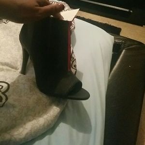 Black/red zipper bootie peep toe