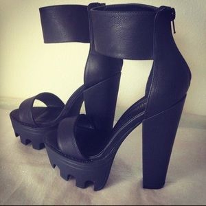 SOLD...Vive04 Chunky Black Platform Heels