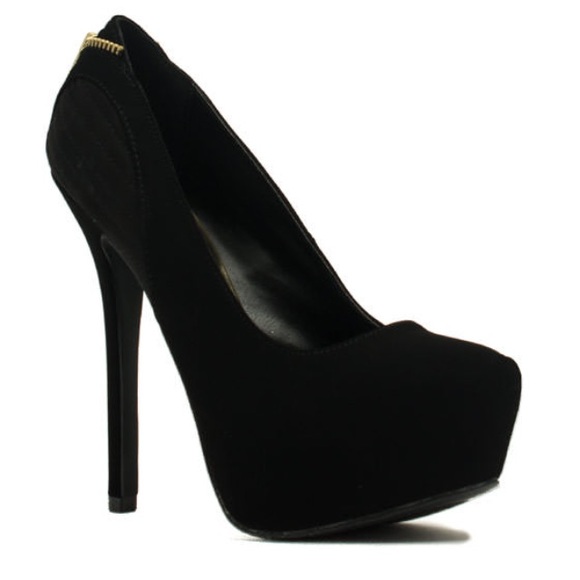 Black pumps