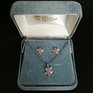 Earings and necklace set