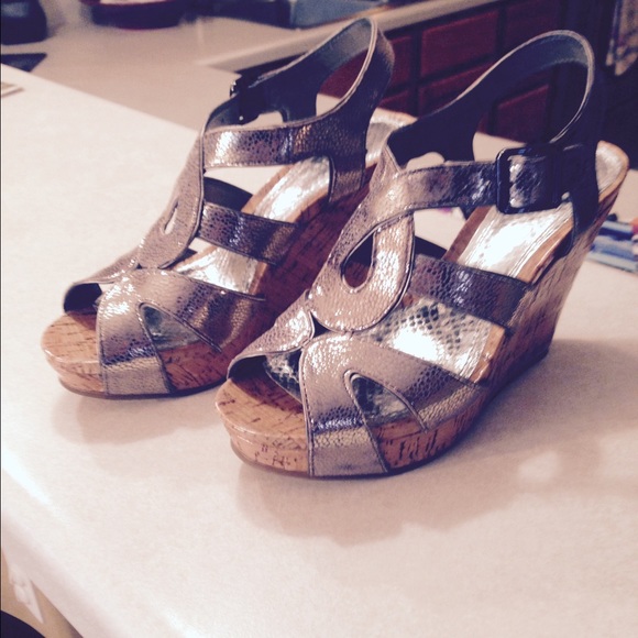Gianni Bini leather gunmetal wedges