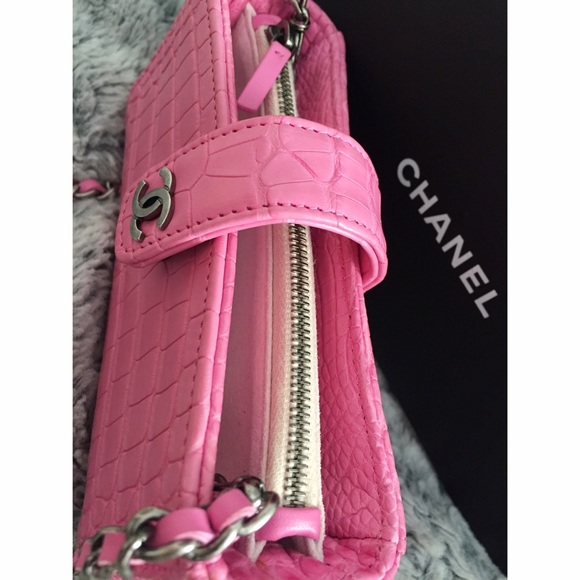 Chanel Small pink alligator clutch bag w/chains. - Picture 2 of 3