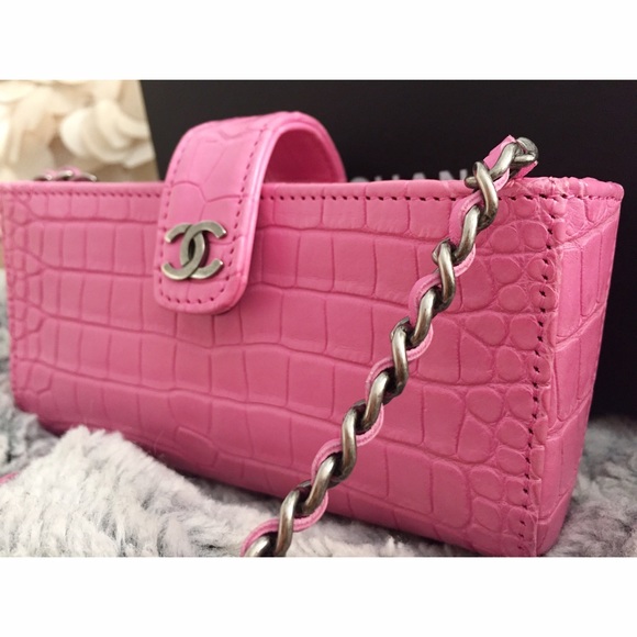 Chanel Small pink alligator clutch bag w/chains. - Picture 3 of 3