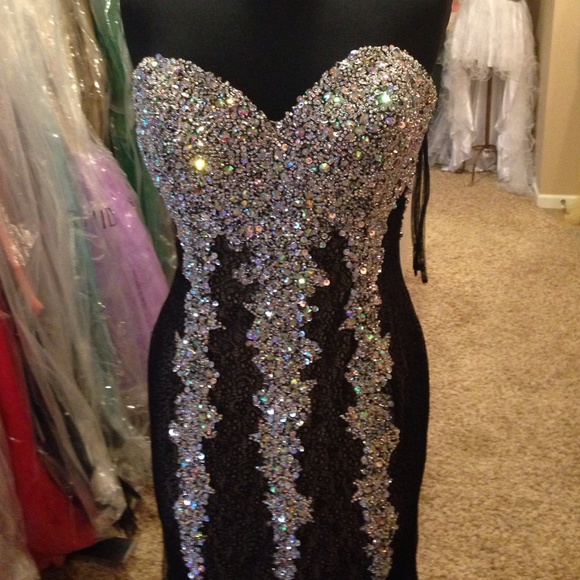 Jovani dress in black and nude - Picture 2 of 4
