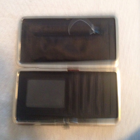 A wallet - Picture 2 of 2