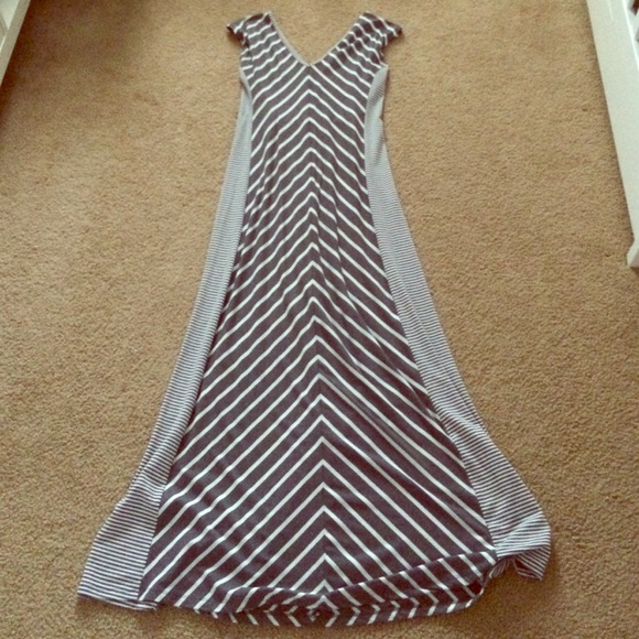 Jessica Simpson Sleeveless Maternity Dress