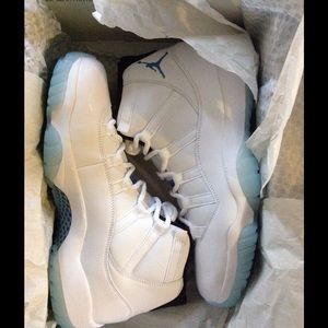 Air Jordan 11 Retro Legend Blue