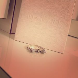 PANDORA Sparkling bow ring