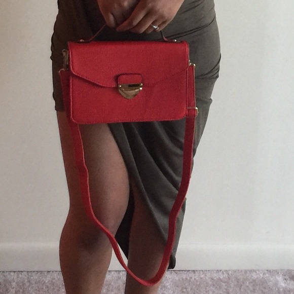 Handbags - BLOWOUT🎉Red messenger bag