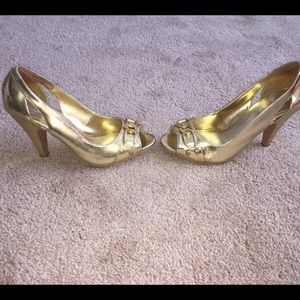 Beautiful all gold heels!