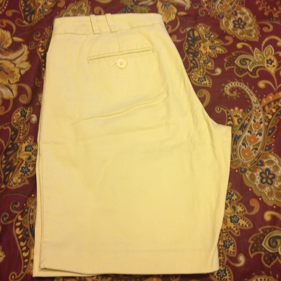 Light yellow Bermuda shorts