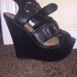 Black wedges