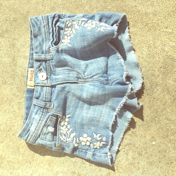 Denim wash cutoff shorts