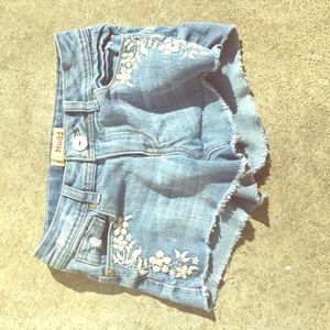 Denim wash cutoff shorts