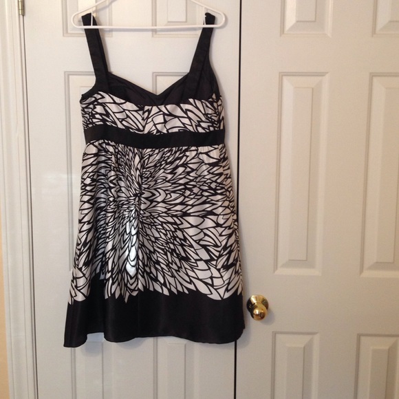 Satin dress - Picture 2 of 3