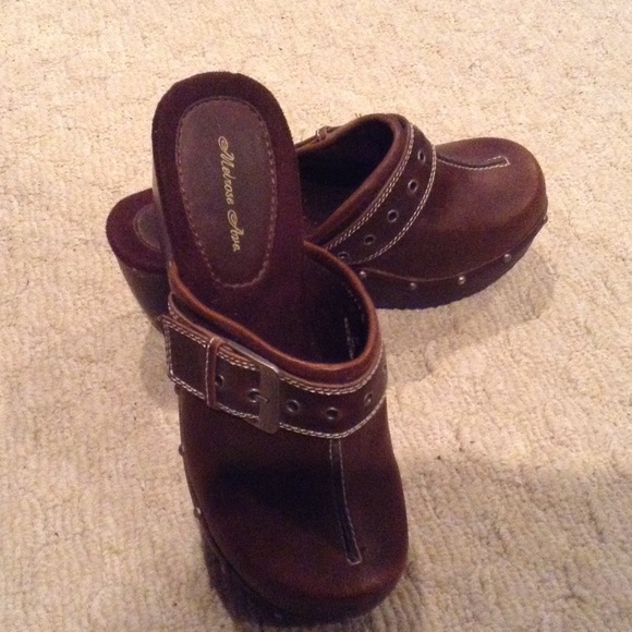 Cute clogs.worn once