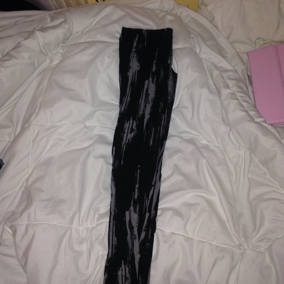 Leggings with gray stripes